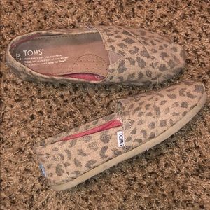 Gently used cheetah TOMS size W 7.5.
